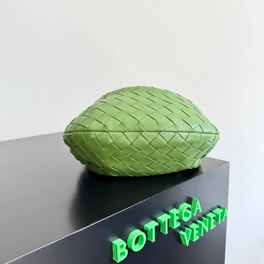 Batch 1120 Bottega veneta͙.——The latest woven knotted hobo🔥 The top-grade lambskin leather is very soft, the bag shape is unique, practical and durable. It retains the traditional woven elements while being a little more flamboyant ~ Made of hand-woven sheepskin, zipper opening and closing, curved seamless structure, effortless to match. Highly recommended⚠️⚠️⚠️ The highest-end in the market🌈 Welcome to compare [all shipped from the factory with a full set of packaging] size: 26x13x8.5cm.    Model: 651876